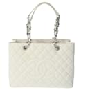 Chanel GST Grand Tote in pelle caviar bianca