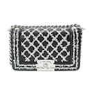 Chanel Boy Schultertasche mit Pailletten-Kette