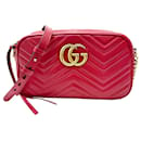 Bolso de hombro pequeño acolchado Gucci GG Marmont