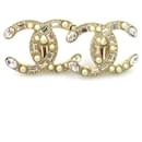 Pendientes de clip de metal dorado con strass de Chanel