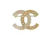 Broche de ouro com strass Chanel Coco Mark B17C