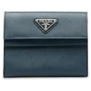 Billetera bi-fold Saffiano con placa triangular Prada