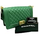 Chanel Boy Schultertasche mit Chanel-Kette