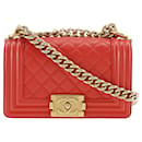 Bolso de hombro Chanel Boy en piel de cordero roja