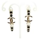 Boucles d'oreilles demi-créoles Chanel en noir et or