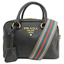 Sac à main en cuir noir Prada