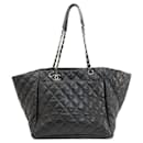 Bolsa tote Matelassé Chanel em couro de cordeiro preto