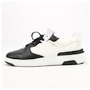 Baskets en cuir Givenchy 44 pour hommes noires et blanches WING SNEAKER LOW