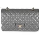 Sac à main Chanel 22A en cuir d'agneau matelassé gris, modèle Medium Classic Double Flap