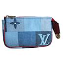 Louis Vuitton, Pochette Accessoires em lona Monogram Denim Vermelho