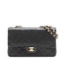 Bolso de solapa clásico de doble solapa mediano de piel de cordero acolchada negra - Chanel