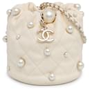 Sac seau à cordon en cuir d'agneau matelassé blanc Chanel Mini About Pearls