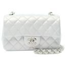 Bolso cruzado azul Chanel Mini Rectangular Clásico de piel de cordero iridiscente con solapa simple