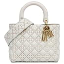 Bolsa Lady Dior média em couro de cordeiro canelado com studs brancos