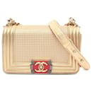 Borsa a tracolla Boy Flap in pelle di agnello metallica dorata con stampa Chanel Small Cube