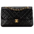 Schultertasche Chanel Medium Classic aus schwarzem Lammleder mit doppeltem Klappverschluss