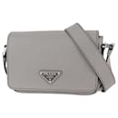 Bolsa crossbody de couro Saffiano cinza da Prada