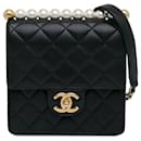 Bolsa transversal Black Chanel Small em couro de cordeiro chique com pérolas