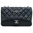 Bolso de hombro azul Chanel de piel de cordero acolchado mediano con 3 compartimentos