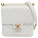 Borsa a tracolla piccola bianca Chanel in pelle di agnello chic con perle