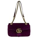 Pequeño bolso cruzado de terciopelo GG Marmont matelassé púrpura de Gucci