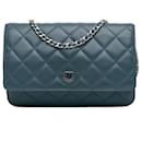 Bolso cruzado clásico de piel de cordero azul Chanel con cadena