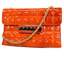 Sac à épaule en cuir verni orange Chanel