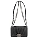 Chanel Boy V-Stitch Schultertasche mit Kette