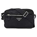 Bolso de hombro Prada para mujeres en nylon negro