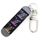 Porte-clés Louis Vuitton LV Bijou Sack Skateboard Charm