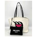 Bolso tote Prada blanco y negro