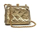 Bolso de hombro Chanel Matelassé en oro metálico