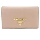 Estuche para tarjetas de visita Prada Saffiano en rosa beige