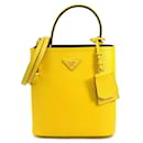 Sac à main en cuir jaune Prada