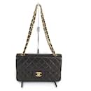 Bolso de hombro Chanel Matelassé de piel de cordero negro