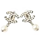 Boucles d'oreilles pendantes Chanel en argent et blanc