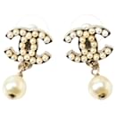 Boucles d'oreilles pendantes Chanel en or et blanc