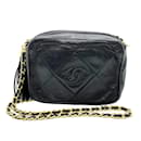 Chanel schwarze Lammleder Schultertasche mit Kette