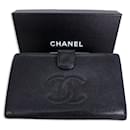 Portefeuille long noir en peau de caviar Chanel n° 6