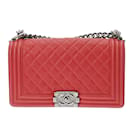 Bolsa de ombro Chanel Boy em couro caviar vermelho