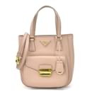 Sac à main en cuir beige rose Prada