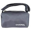 Bolsa feminina vintage em nylon cinza com logo da Chanel