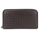 Cartera de cuero marrón oscuro Intrecciato de Bottega Veneta