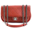 Sac à épaule en cuir rouge Chanel