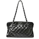 Sac fourre-tout en cuir verni noir Chanel