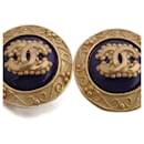 Boucles d'oreilles clips en or et bleu marine Chanel