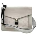 Bolso de hombro Louis Vuitton Taigarama blanco