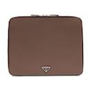 Bolsa clutch de couro marrom escuro Prada