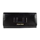 Billetera bifold Miu Miu en negro