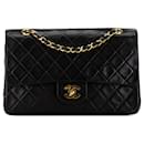 Bolsa de Ombro Chanel Medium Classic em Couro de Cordeiro Preto com Dupla Aba